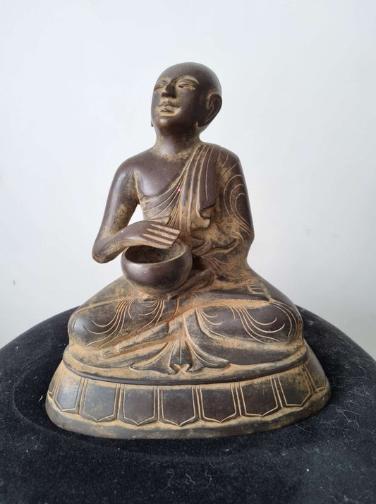 Sculpture en bronze à la cire perdue de moine bouddhiste priant avec un bol offrant milieu XXème