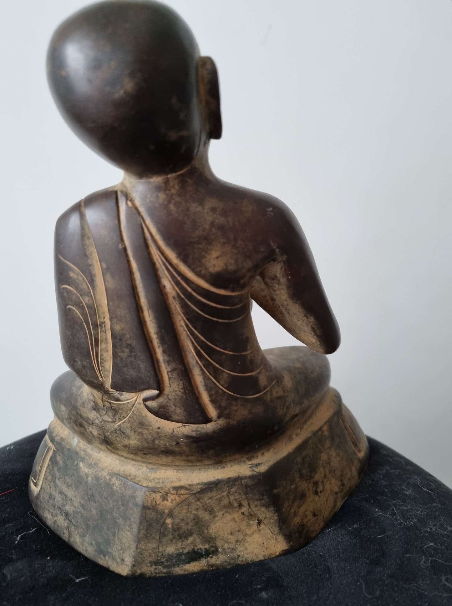 Sculpture en bronze à la cire perdue de moine bouddhiste priant avec un bol offrant milieu XXème ---