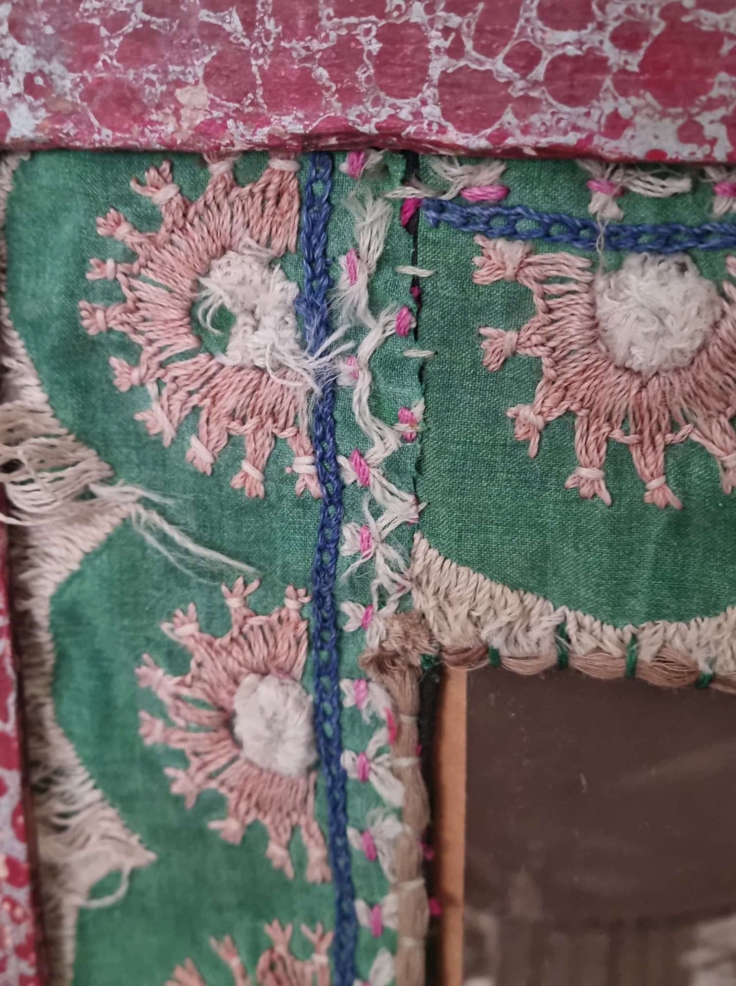 Rare cadre indien vers 1950 en bois et tissu ---