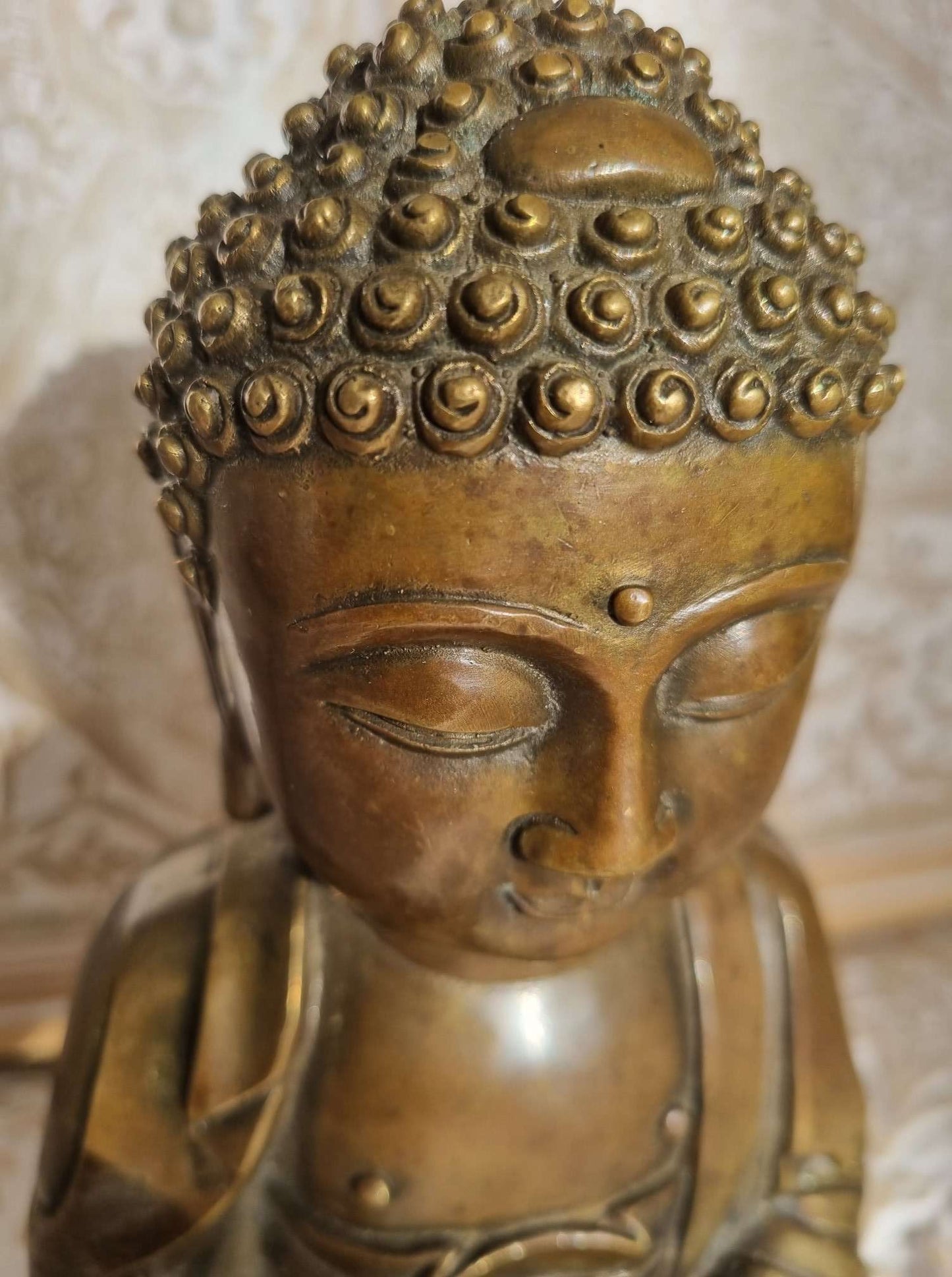 Statue bouddha  en bhūmisparśa-mudrā en bronze fin XXème ---