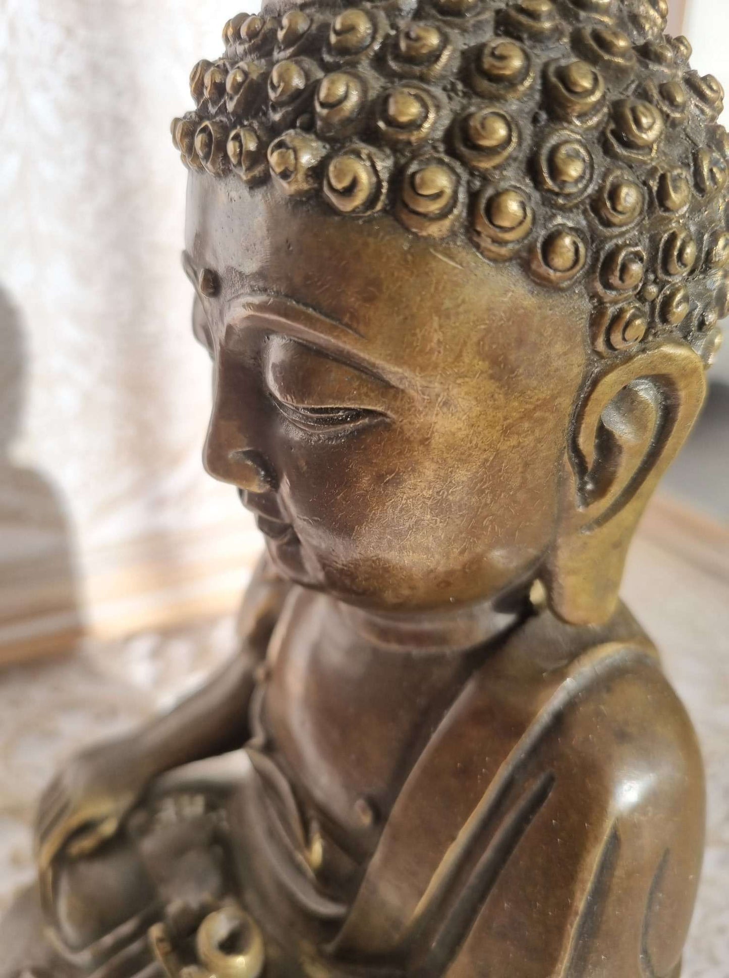 Statue bouddha en bhūmisparśa-mudrā en bronze fin XXème ---