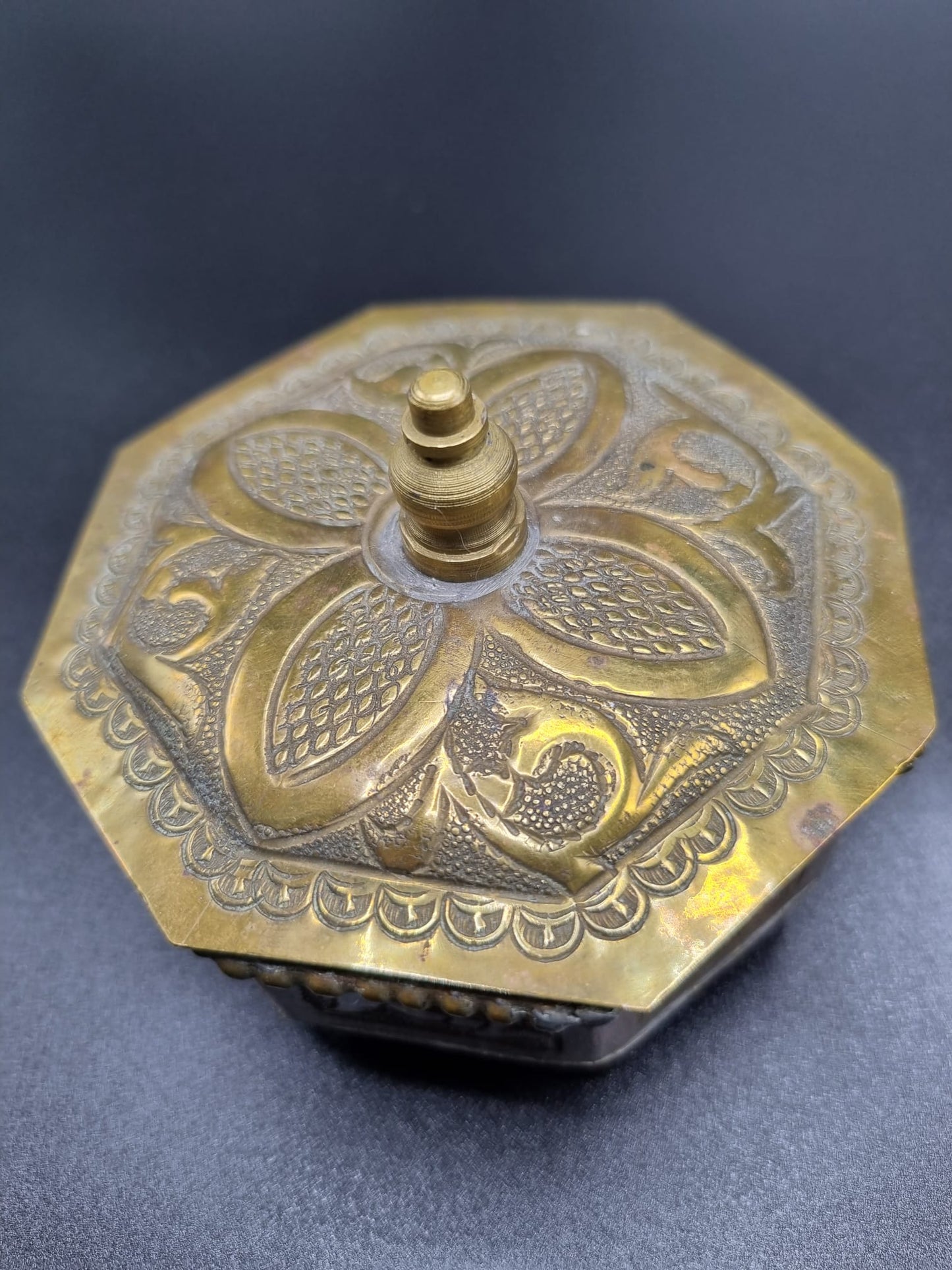 Boîte orientale en cuivre repoussé XXème ---