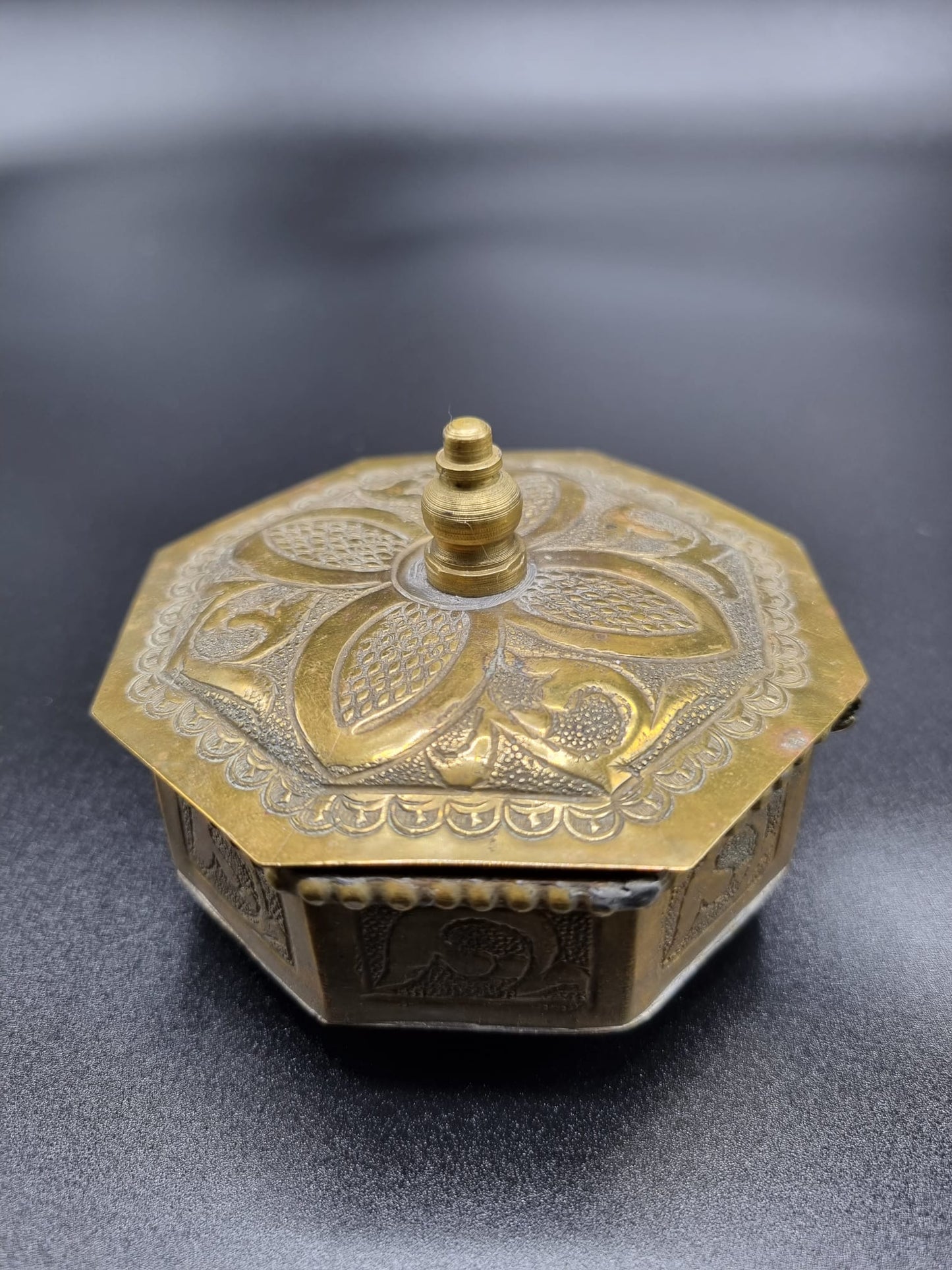 Boîte orientale en cuivre repoussé XXème ---
