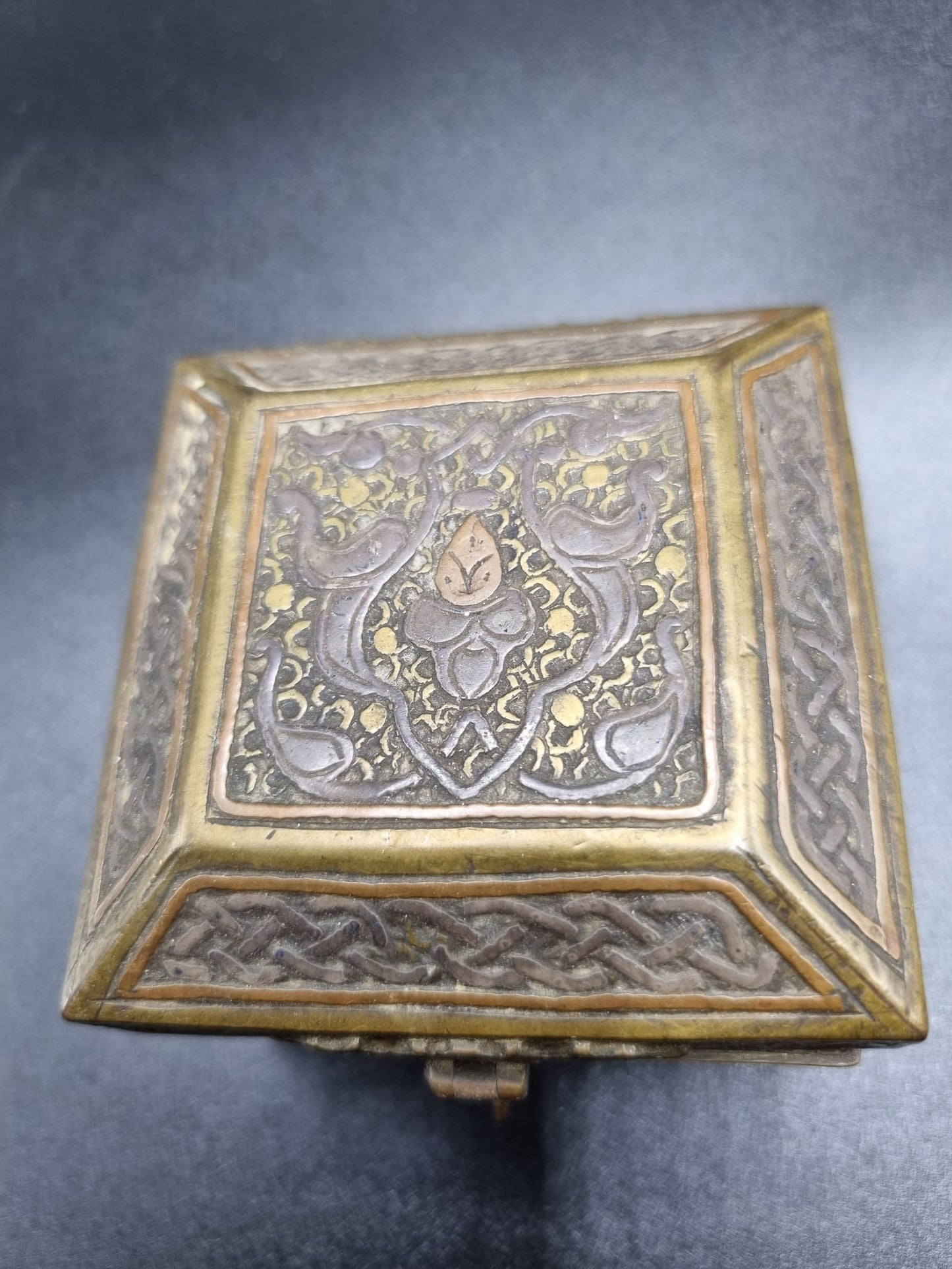 Boîte orientale en cuivre et bois marqueté mil. XXème ---