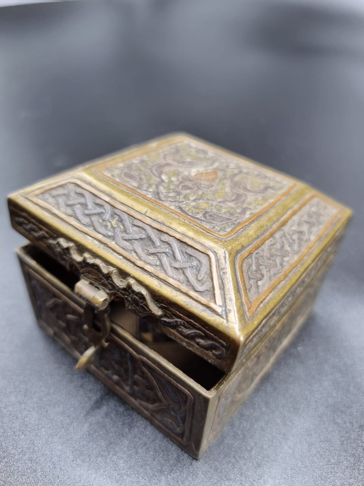 Boîte orientale en cuivre et bois marqueté mil. XXème ---