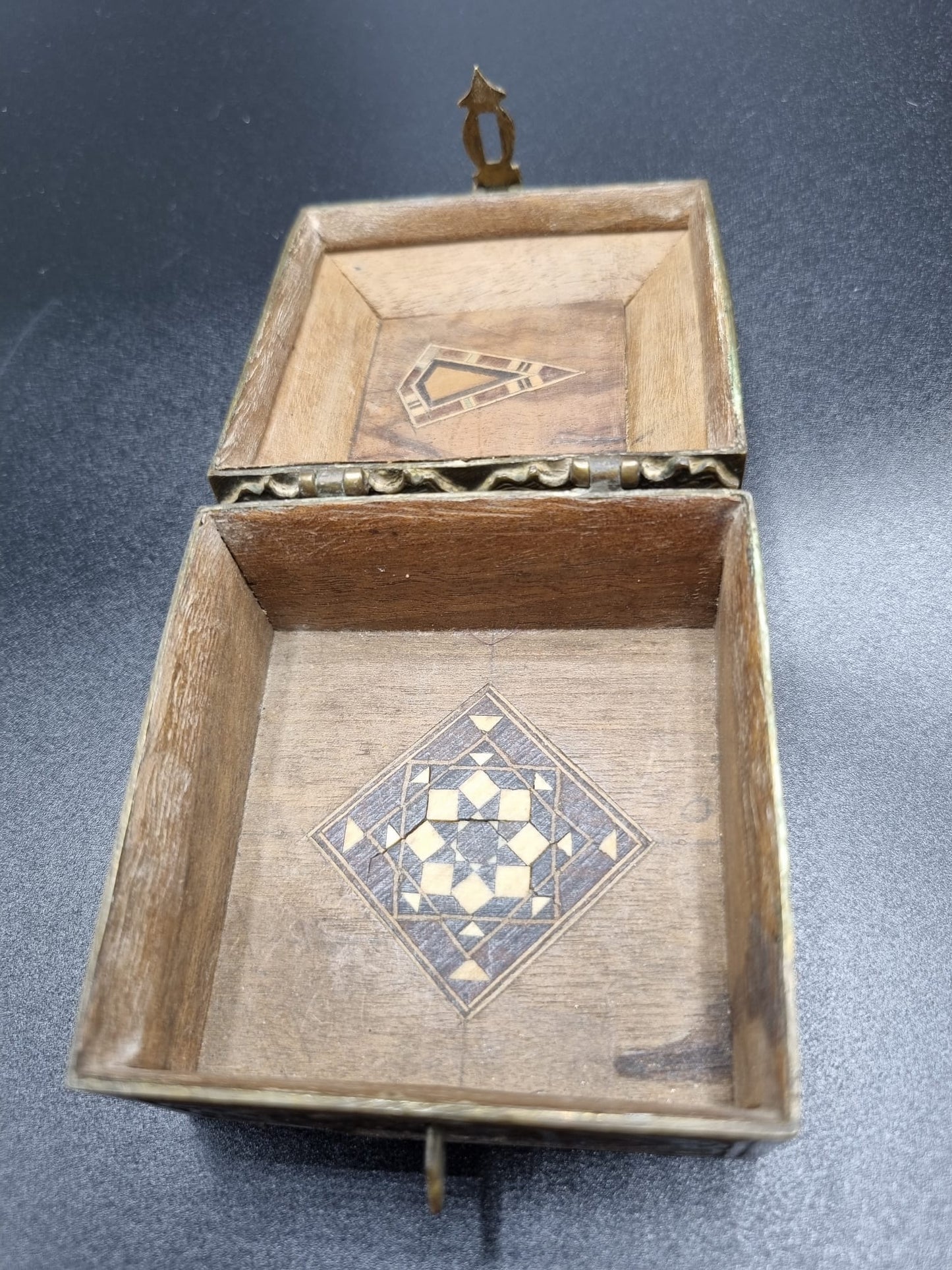Boîte orientale en cuivre et bois marqueté mil. XXème ---
