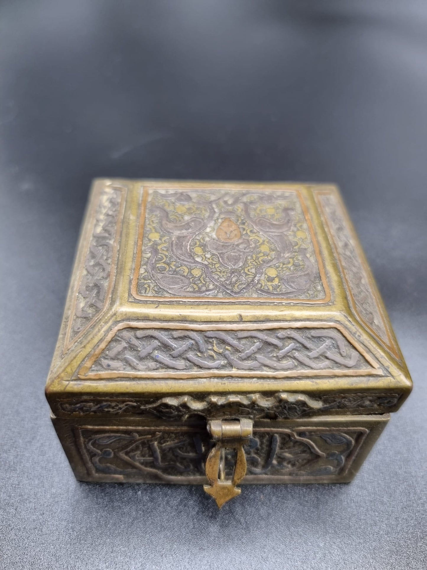 Boîte orientale en cuivre et bois marqueté mil. XXème ---