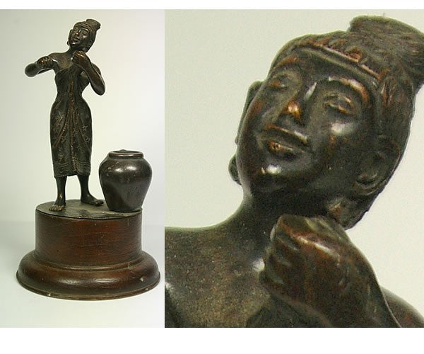 Statue birmane : femme au bain