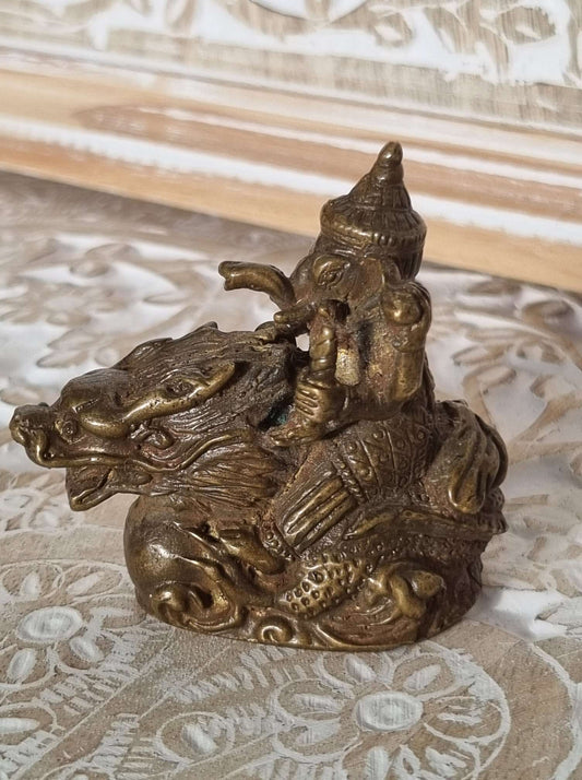 Statue de ganesh sur un dragon réinterprétation