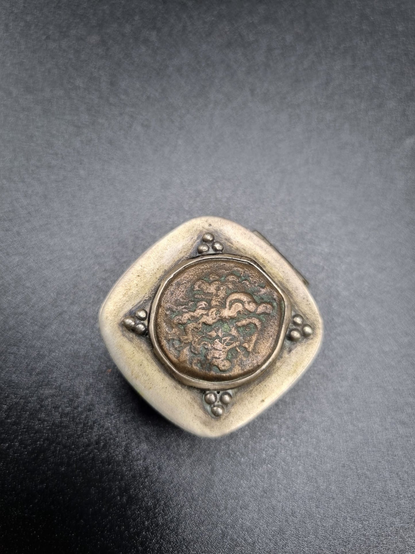 Boîte birmane en argent ---