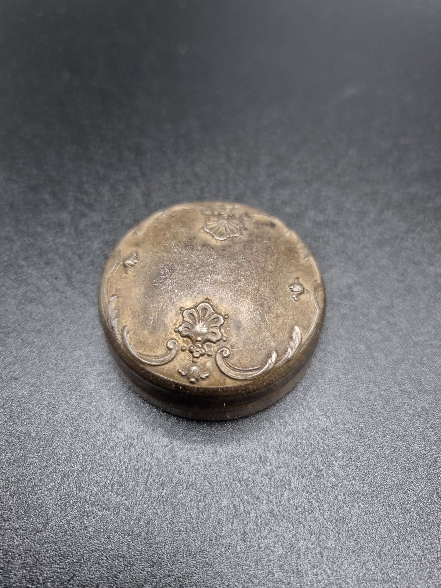 Boîte  birmane en argent ---