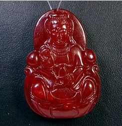  Pendentif en jade Guanyin